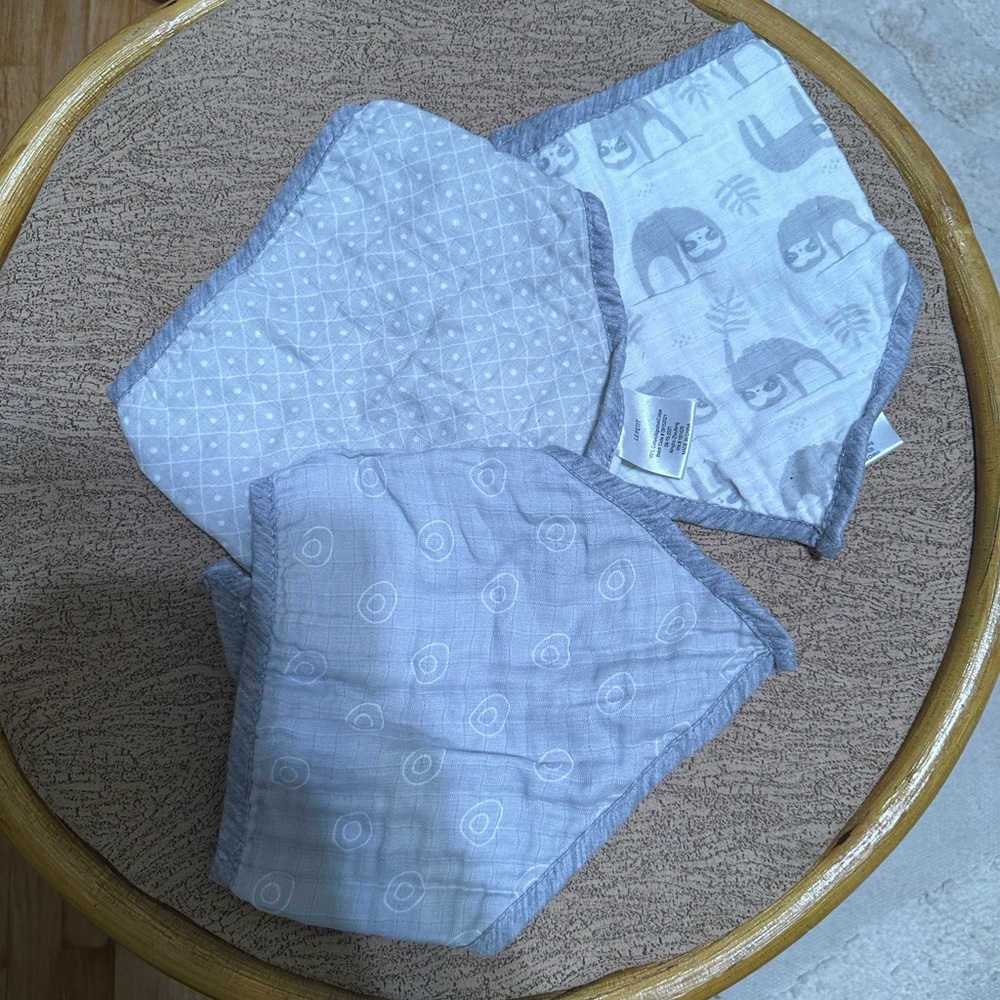 3/$10 🌼 Le Petit 100% Cotton Bibs